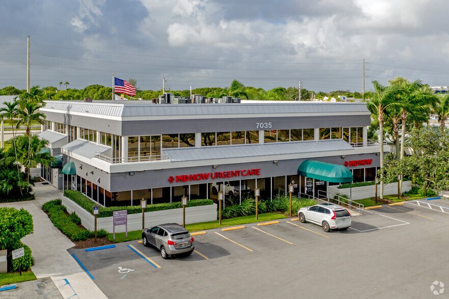 7035 Beracasa Way, Boca Raton, FL à louer - Photo de l’immeuble – Image 1 sur 10