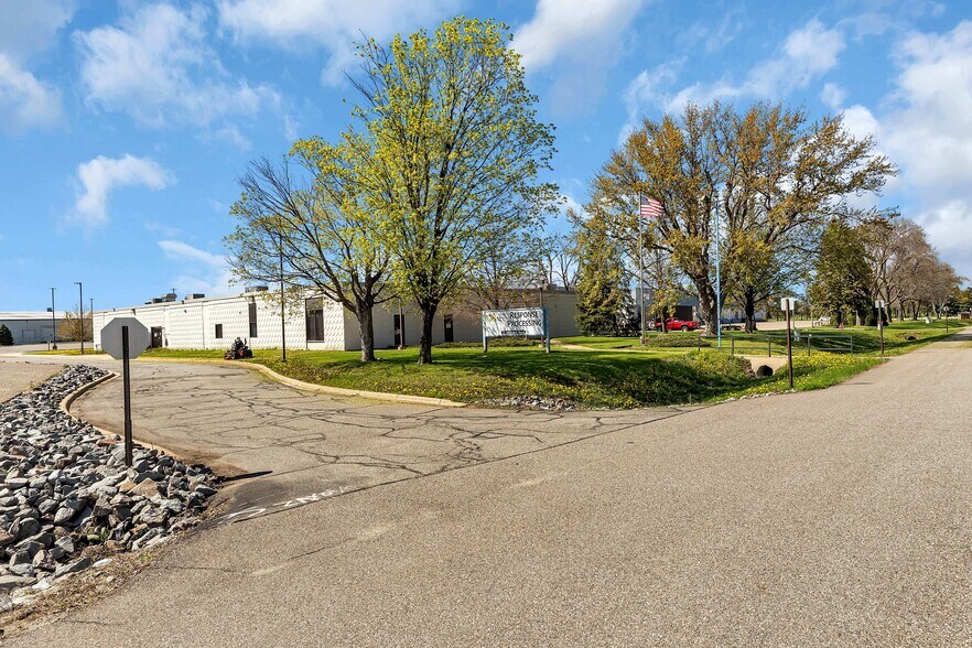 11 Mcleland Rd, Saint Cloud, MN à louer - Photo de l’immeuble – Image 2 sur 17