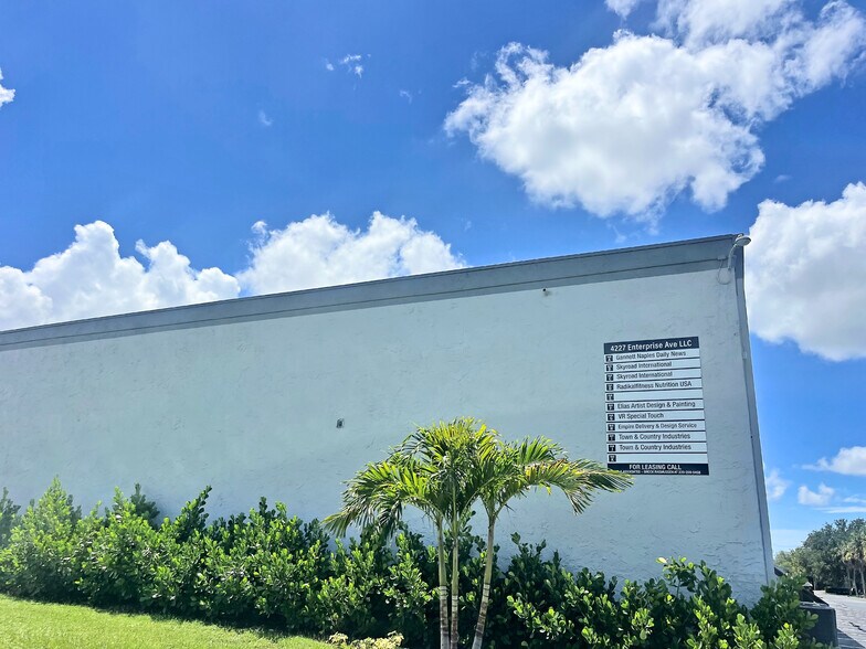 4227 Enterprise Ave, Naples, FL à louer - Photo de l’immeuble – Image 3 sur 3