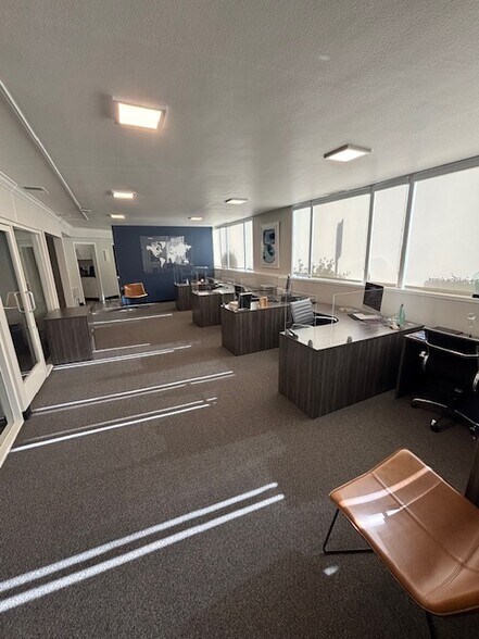 2071 Antioch Ct, Oakland, CA à louer - Photo de l’immeuble – Image 2 sur 7