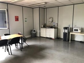 Bureau dans Longueil-Sainte-Marie à louer Photo de l’immeuble– Image 1 sur 2