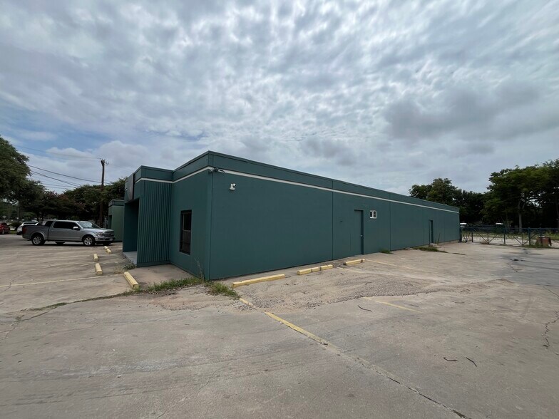 513 Thompson Ln, Austin, TX à louer - Photo de l’immeuble – Image 2 sur 40