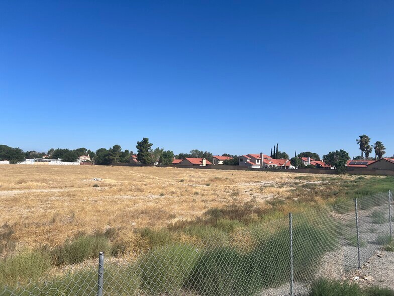 47th Ste VIC Ave #R11, Palmdale, CA à vendre - Photo de l’immeuble – Image 3 sur 7