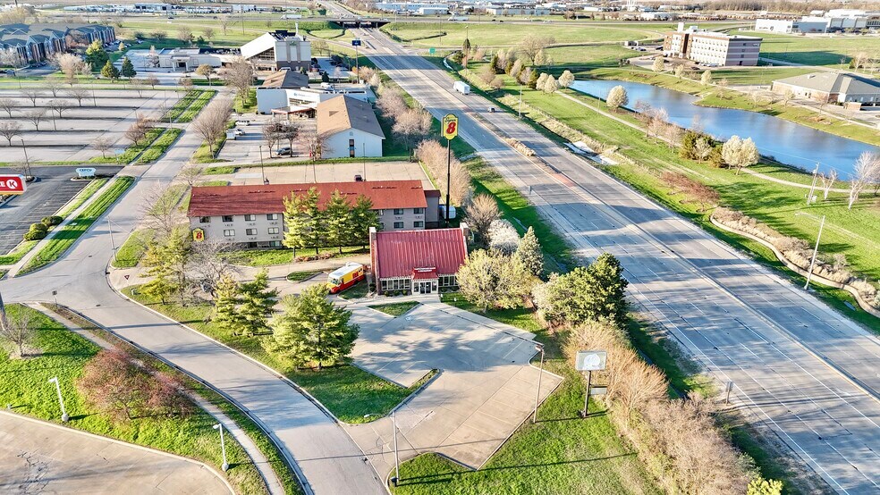 1700 Fredrick Ln, Normal, IL à vendre - Photo de l’immeuble – Image 3 sur 9
