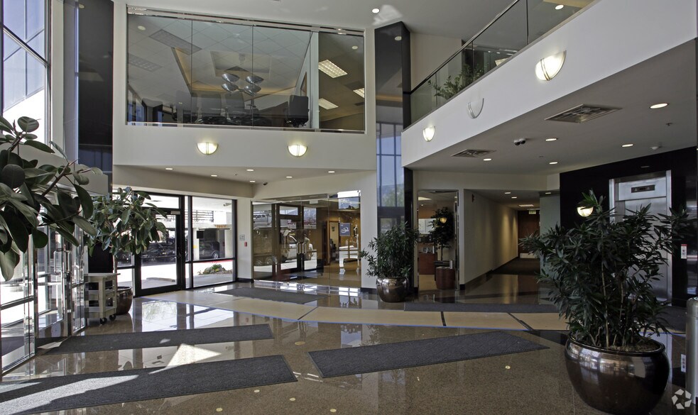 7050 S Union Park Ave, Midvale, UT à louer - Hall d’entrée – Image 2 sur 12