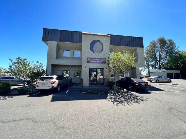 804 E Cypress Ave, Redding, CA à vendre - Photo de l’immeuble – Image 1 sur 15