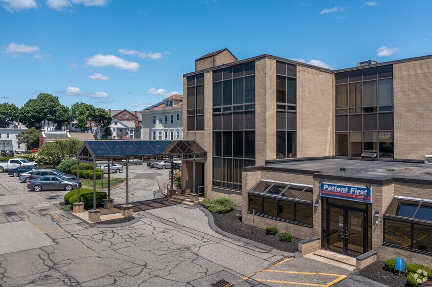 564 Main St, Waltham, MA à vendre - Photo de l’immeuble – Image 3 sur 11