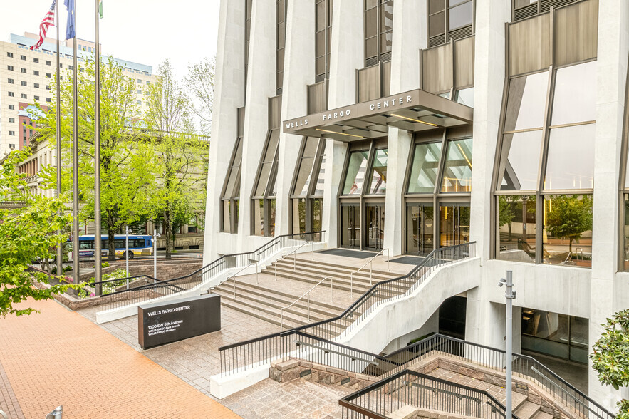 1300 SW Fifth Ave, Portland, OR à louer - Photo de l’immeuble – Image 3 sur 4