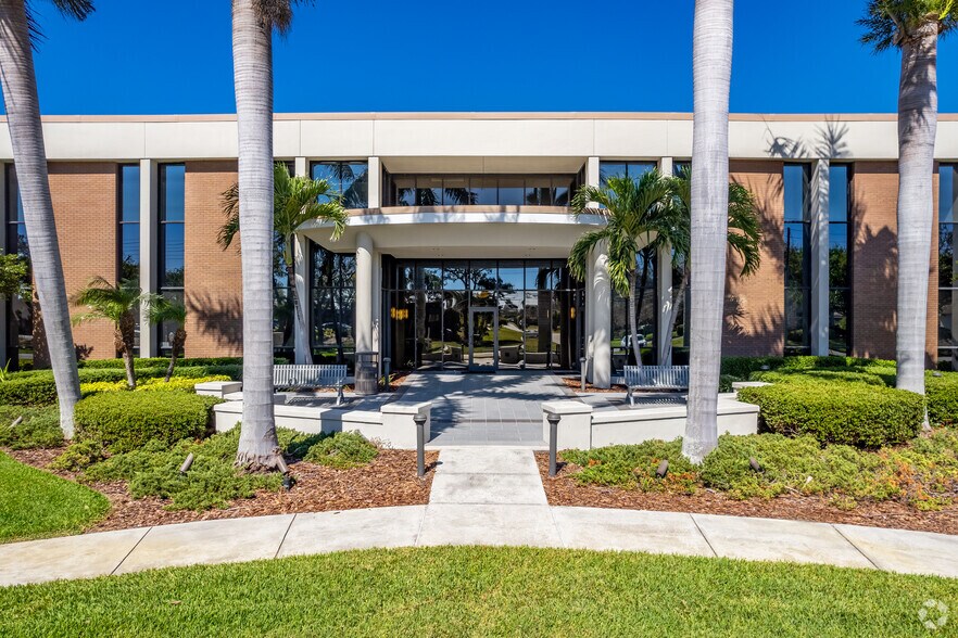 701 94th Ave N, Saint Petersburg, FL à louer - Photo de l’immeuble – Image 3 sur 6
