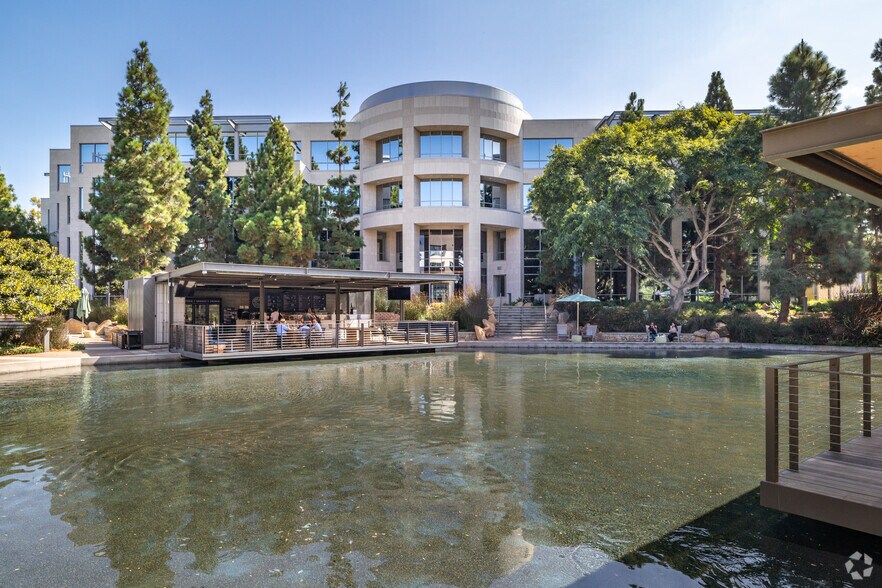 4445 Eastgate Mall, San Diego, CA à louer - Photo de l’immeuble – Image 3 sur 4