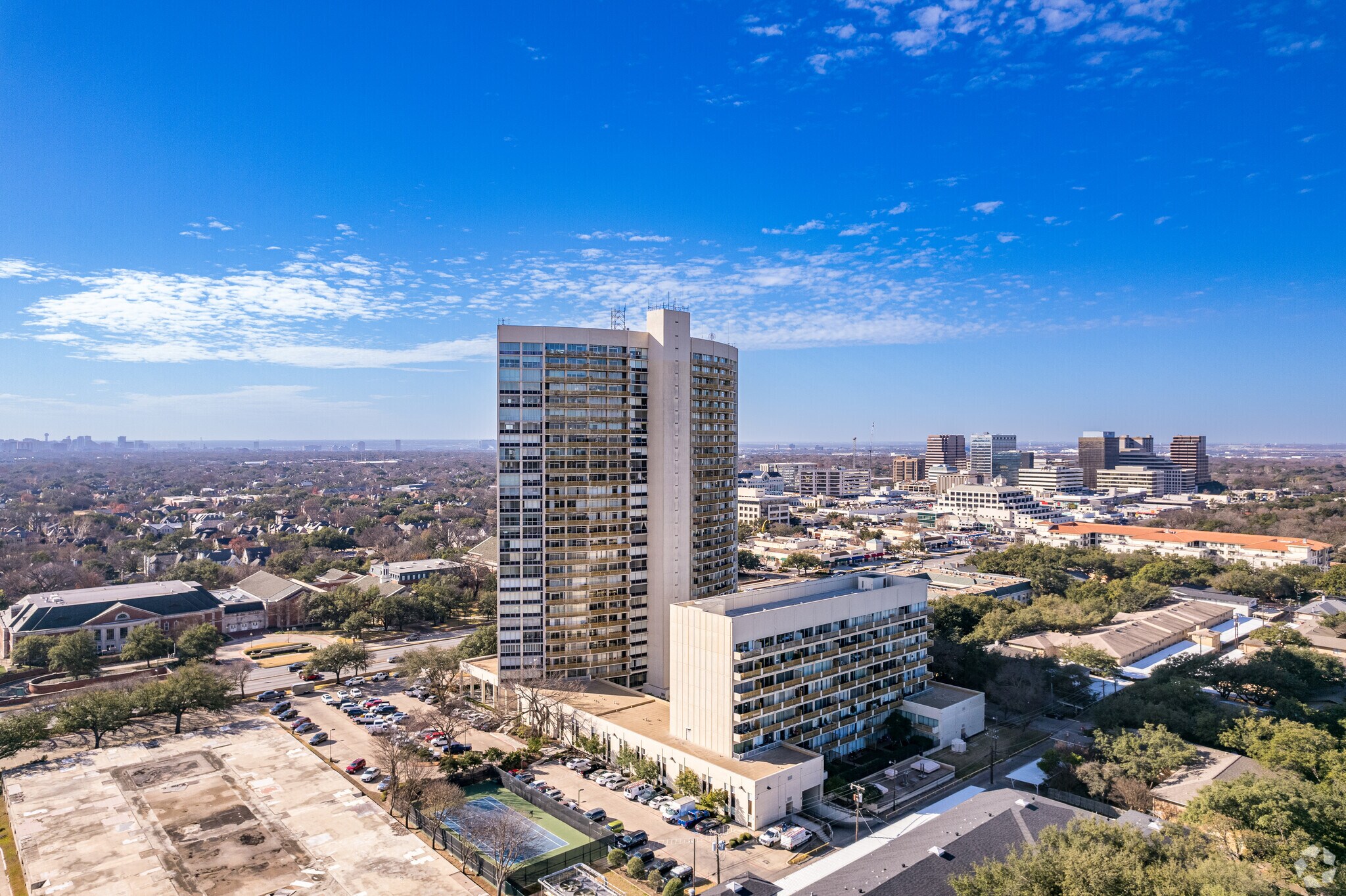 6211 W Northwest Hwy, Dallas, TX à louer Aérien– Image 1 sur 23