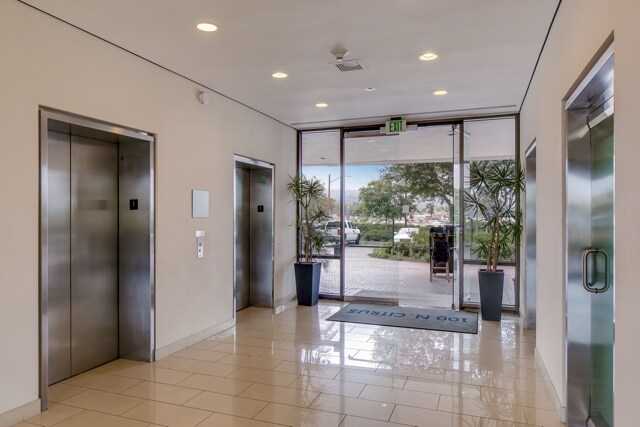 100 N Citrus St, West Covina, CA à louer - Photo intérieure – Image 3 sur 7