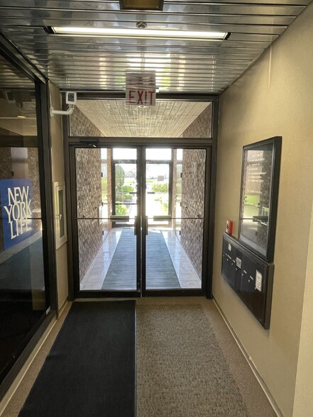 3805 E Main St, St Charles, IL à louer - Hall d’entrée – Image 1 sur 10