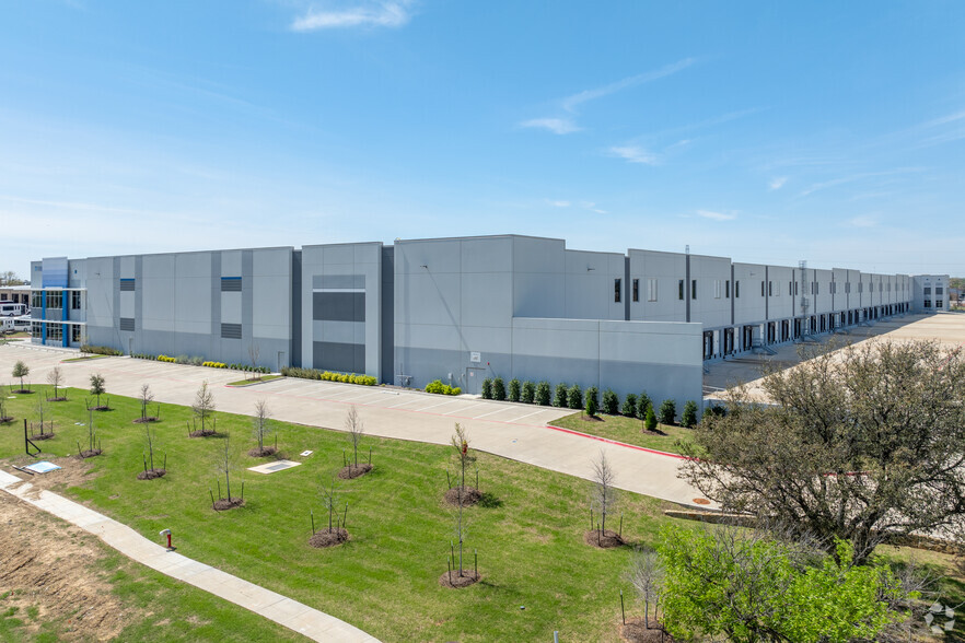 1600 S Great Southwest Pky, Grand Prairie, TX à louer - Photo de l’immeuble – Image 3 sur 5