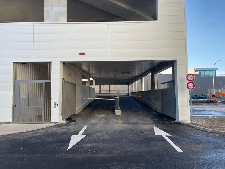 Bureau dans Nanterre à louer - Photo de l’immeuble – Image 2 sur 12