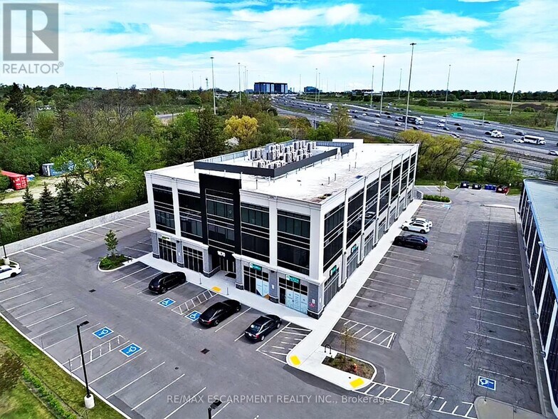 1670 N Service Rd E, Oakville, ON à louer - Photo de l’immeuble – Image 2 sur 3
