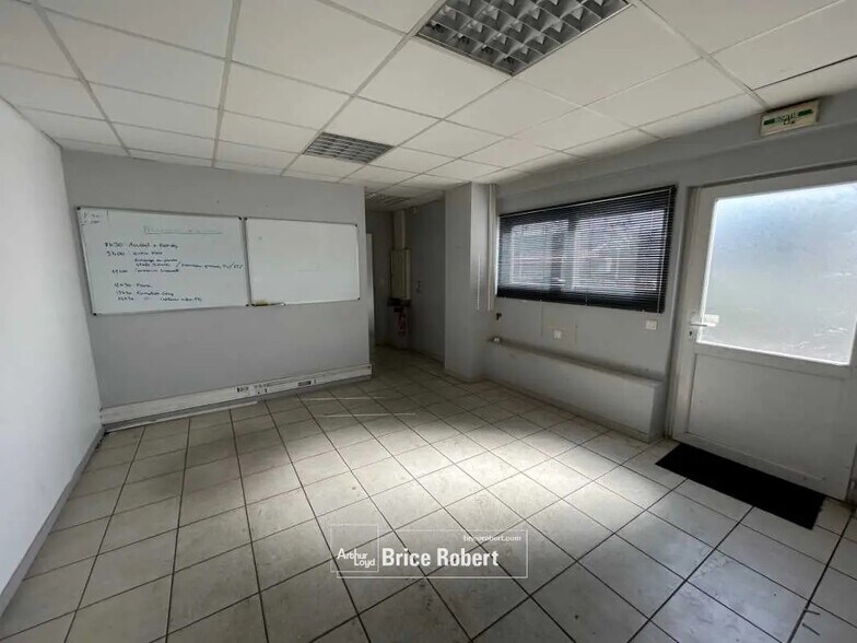 Bureau dans Saint-Pierre-de-Chandieu à louer - Photo de l’immeuble – Image 3 sur 5