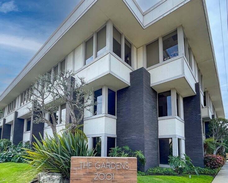 2001 S Barrington Ave, Los Angeles, CA à louer - Photo de l’immeuble – Image 2 sur 9