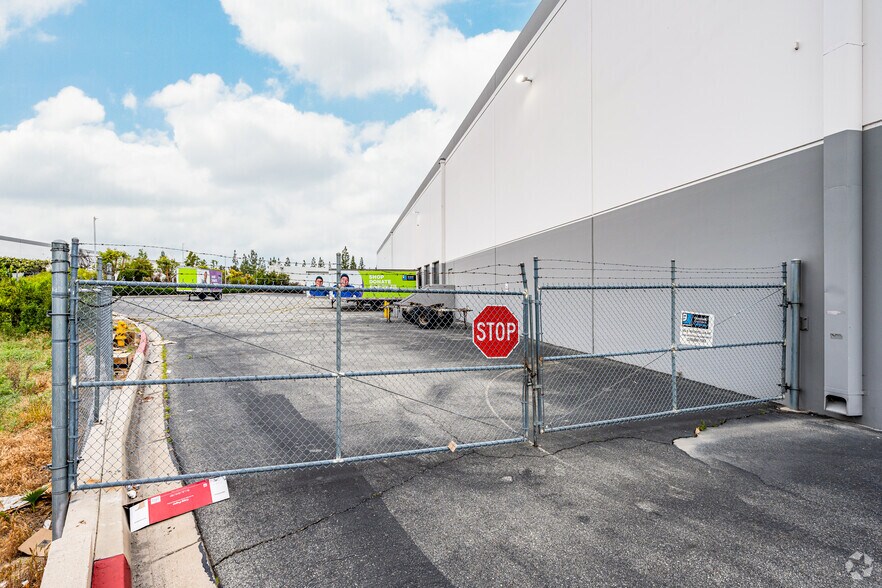 302 Rockefeller Ave, Ontario, CA à louer - Photo de l’immeuble – Image 3 sur 7