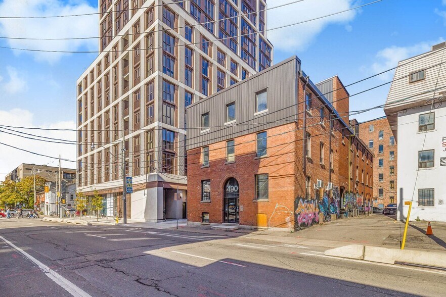 490 Adelaide St W, Toronto, ON à louer - Photo de l’immeuble – Image 1 sur 4