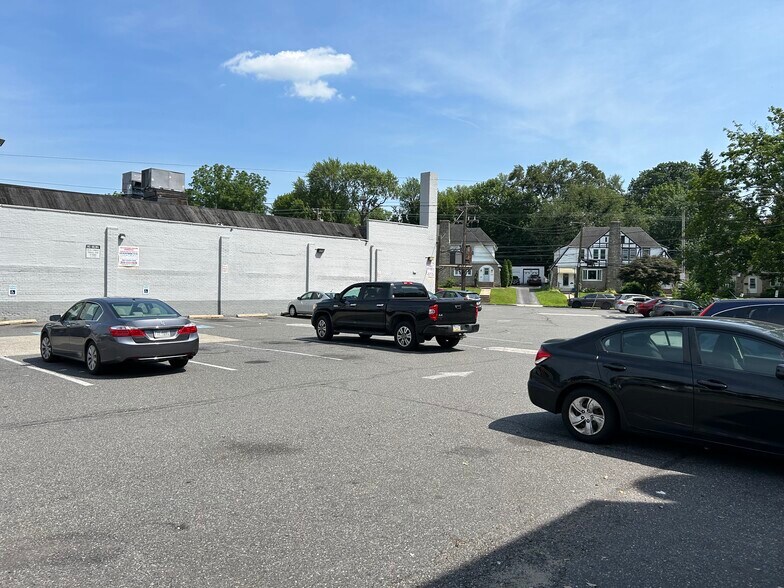 708 Burmont Rd, Drexel Hill, PA à vendre - Photo de l’immeuble – Image 3 sur 6