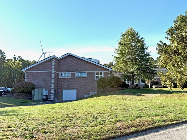 15 Research Rd, East Falmouth, MA à louer - Photo de l’immeuble – Image 3 sur 12