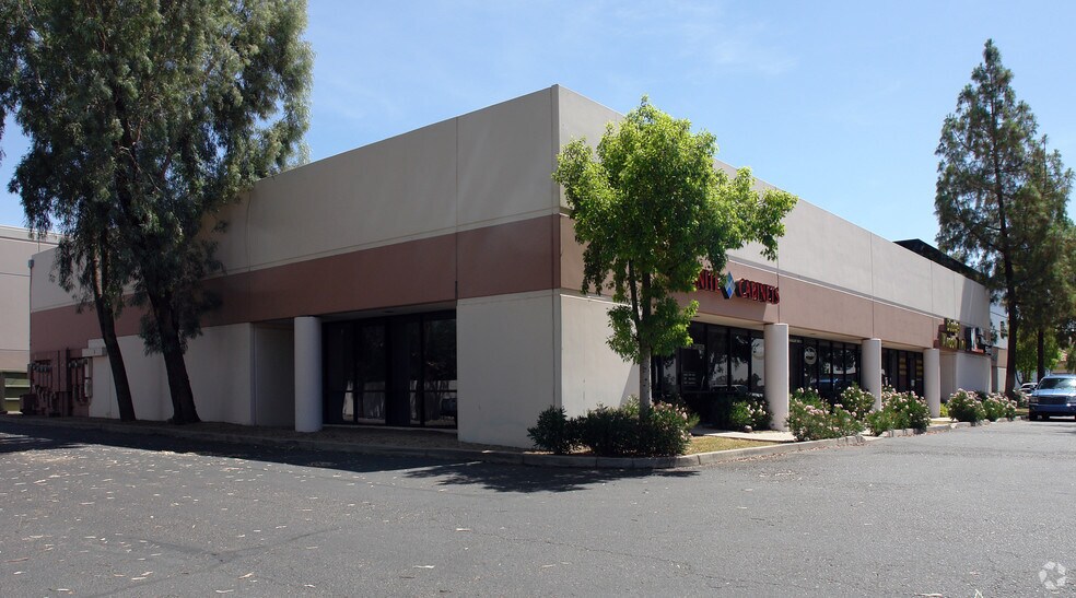 150 W Elliot Rd, Chandler, AZ à louer - Photo de l’immeuble – Image 2 sur 6