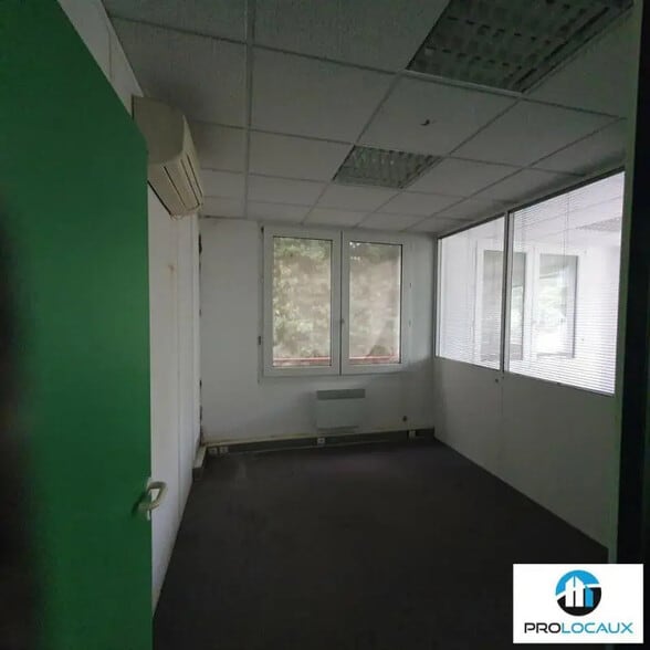 Bureau dans SAINT EGREVE à vendre - Photo intérieure – Image 3 sur 12
