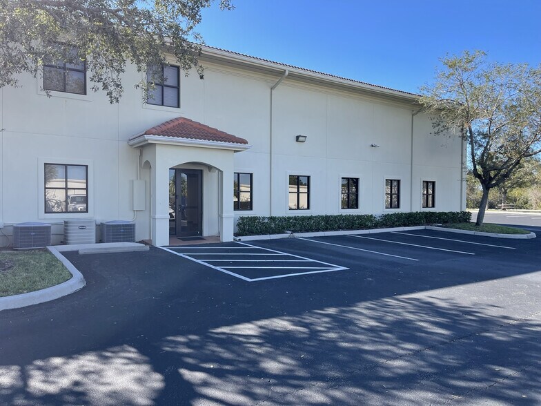 7020 Professional Pky E, Sarasota, FL à louer - Photo de l’immeuble – Image 2 sur 12