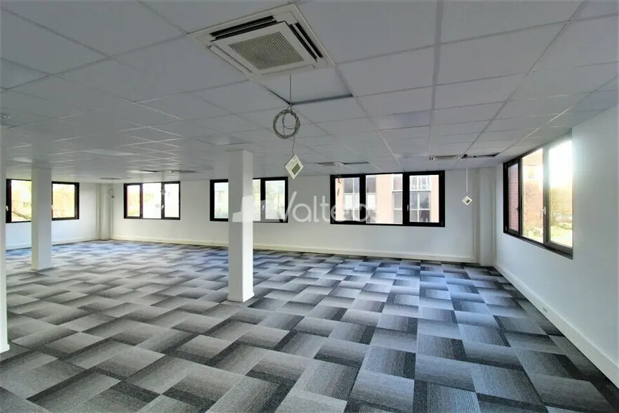 240 Rue Jean Bart, Labège à louer - Photo de l’immeuble – Image 2 sur 8