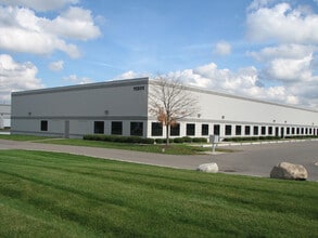 11301 Metro Airport Center Dr, Romulus, MI à louer Photo de l’immeuble– Image 2 sur 4