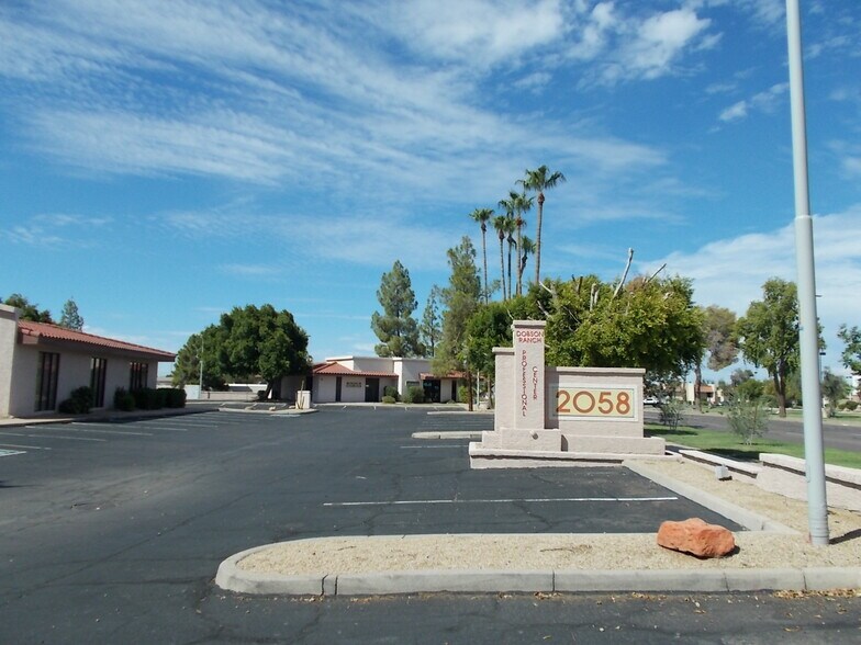 2058 S Dobson Rd, Mesa, AZ à louer - Photo de l’immeuble – Image 3 sur 27