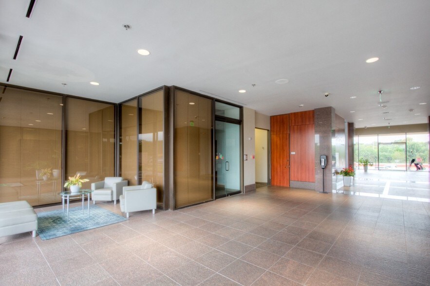 1100 NW Loop 410, San Antonio, TX à louer - Photo intérieure – Image 3 sur 9