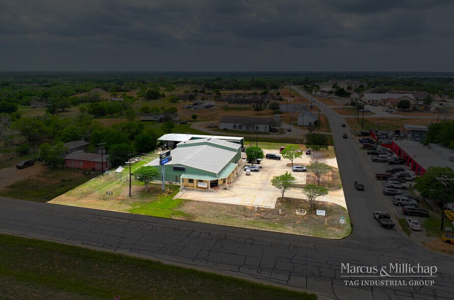 2301 10th St, Floresville, TX à vendre - Photo de l’immeuble – Image 2 sur 5