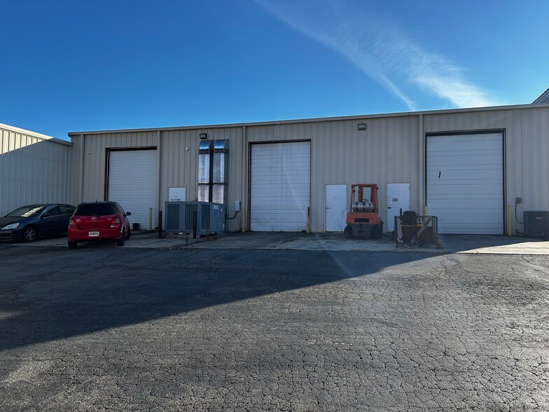 Hwy 400 portefeuille de 2 biens à vendre sur LoopNet.fr - Photo de l’immeuble – Image 2 sur 10