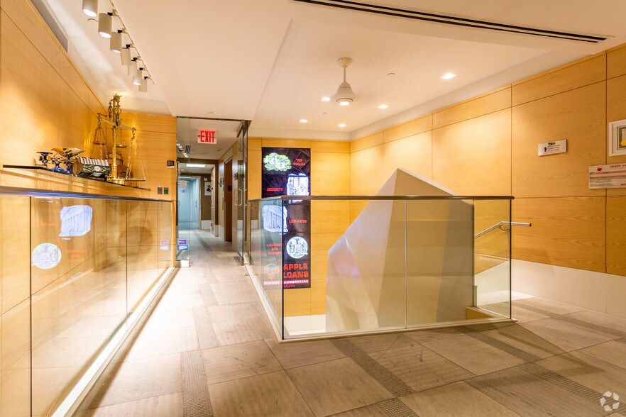54 W 47th St, New York, NY à louer - Hall d’entrée – Image 3 sur 5