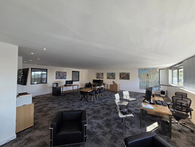 Plus de détails pour Local d'activités à louer