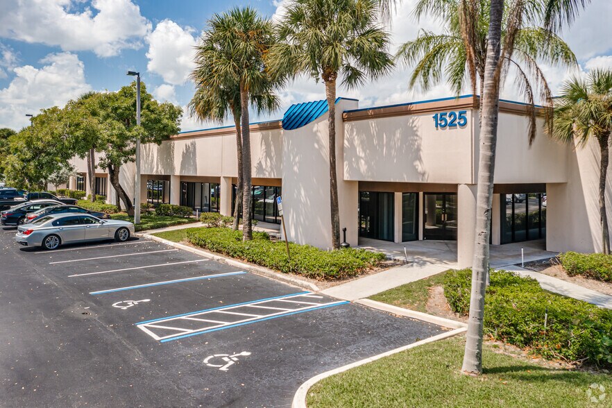 1525 NW 3rd St, Deerfield Beach, FL à louer - Photo principale – Image 1 sur 18