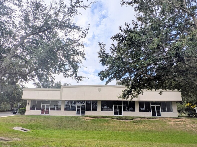 219 W Meyers Ave, Mascotte, FL à louer - Photo de l’immeuble – Image 2 sur 4