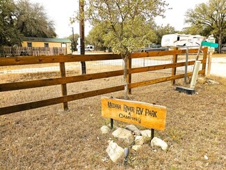 Plus de détails pour 605 Lakeshore Ln, Bandera, TX - Logement à vendre