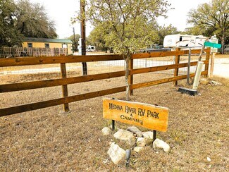 Plus de détails pour 605 Lakeshore Ln, Bandera, TX - Logement à vendre