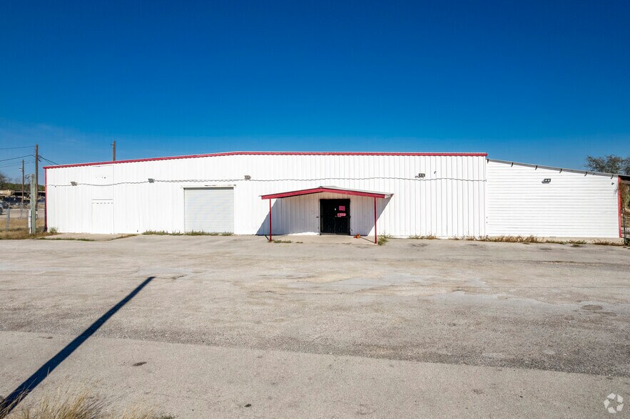 1457 S Highway 181, Karnes City, TX à vendre - Photo de l’immeuble – Image 2 sur 6