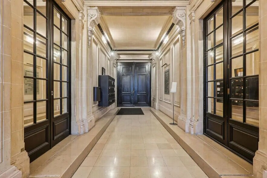 112-114 Rue La Boétie, Paris à louer - Photo de l’immeuble – Image 2 sur 8