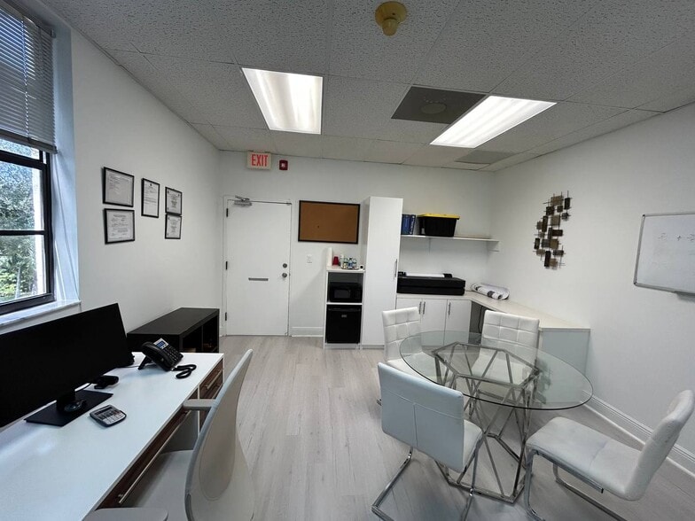 2400 N University Dr, Pembroke Pines, FL à louer - Photo de l’immeuble – Image 2 sur 8