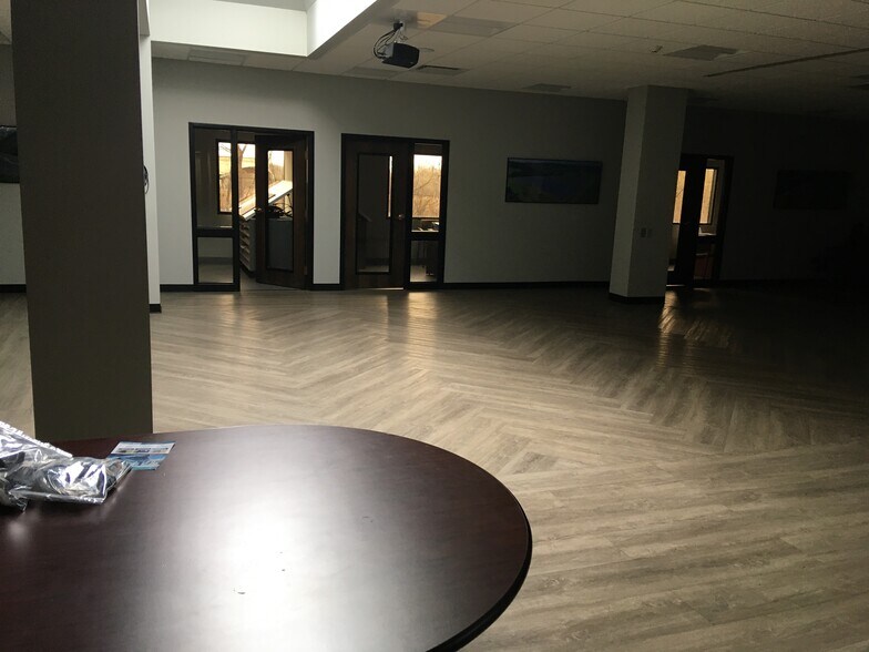 Woodard Industrial Park portefeuille de 3 biens à vendre sur LoopNet.fr - Photo intérieure – Image 3 sur 14