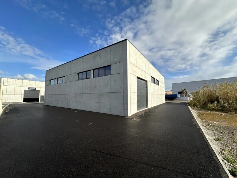 Local d'activités dans Puget-sur-Argens à vendre - Photo de l’immeuble – Image 3 sur 9