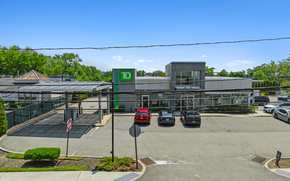 391 Jericho Tpke, Jericho, NY à vendre - Photo de l’immeuble – Image 3 sur 9