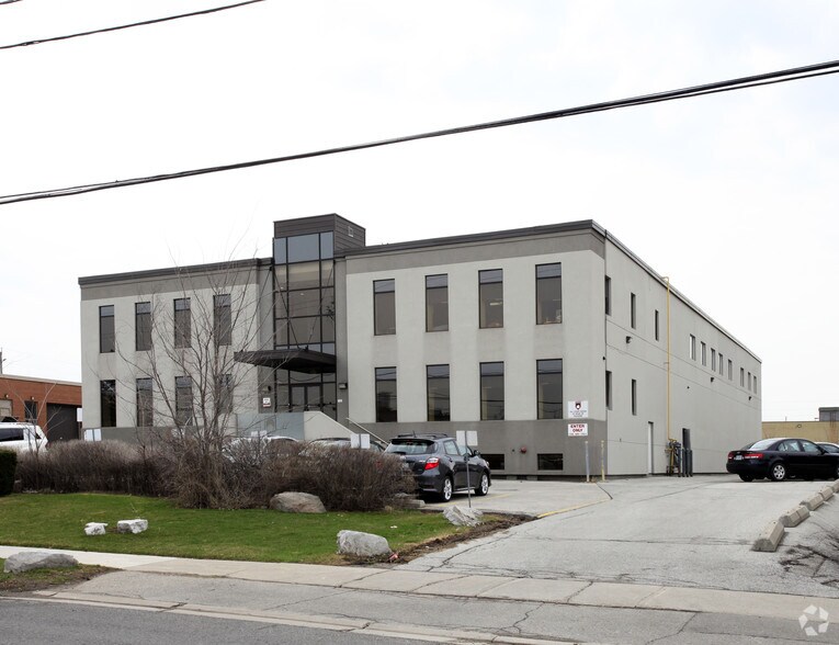 675 Garyray Dr, Toronto, ON à louer - Photo principale – Image 1 sur 3