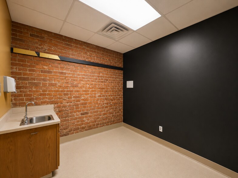 210 N Liberty St, Jackson, TN à louer - Photo de l’immeuble – Image 3 sur 24