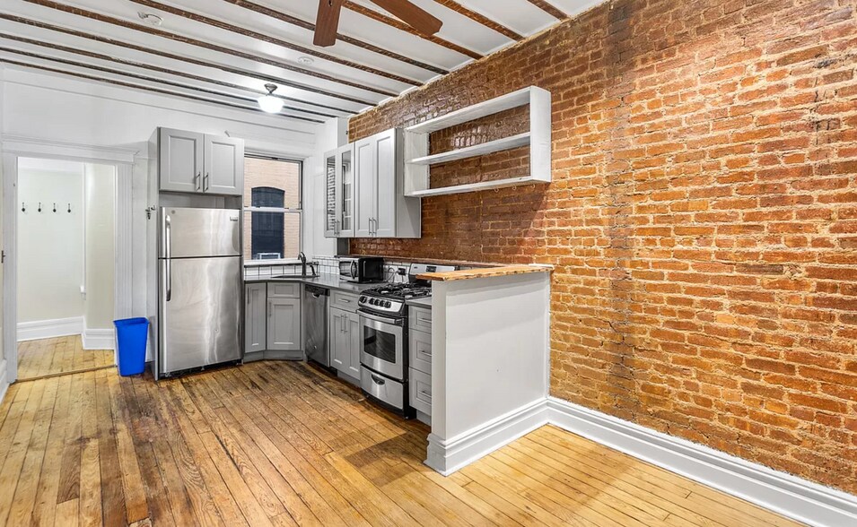 662 Madison St, Brooklyn, NY à vendre - Photo intérieure – Image 3 sur 9